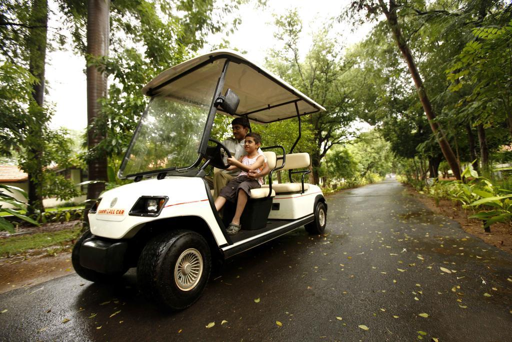 Heritage Madurai Εξωτερικό φωτογραφία A 4-seater golf cart