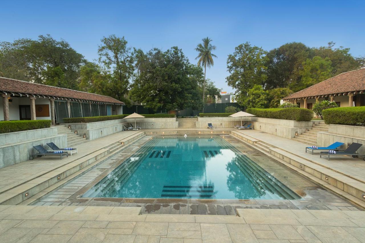 Heritage Madurai Εξωτερικό φωτογραφία The swimming pool at the Taj Bengal